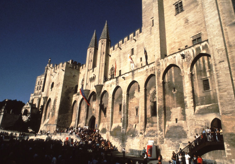 Spectateurs devant les marches du Palais des Papes