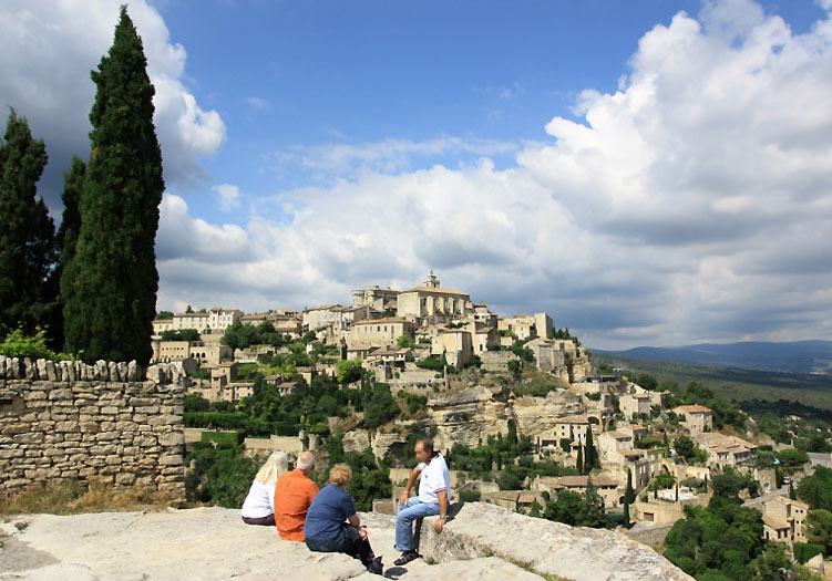 Touristes devant le panorama de Gordes