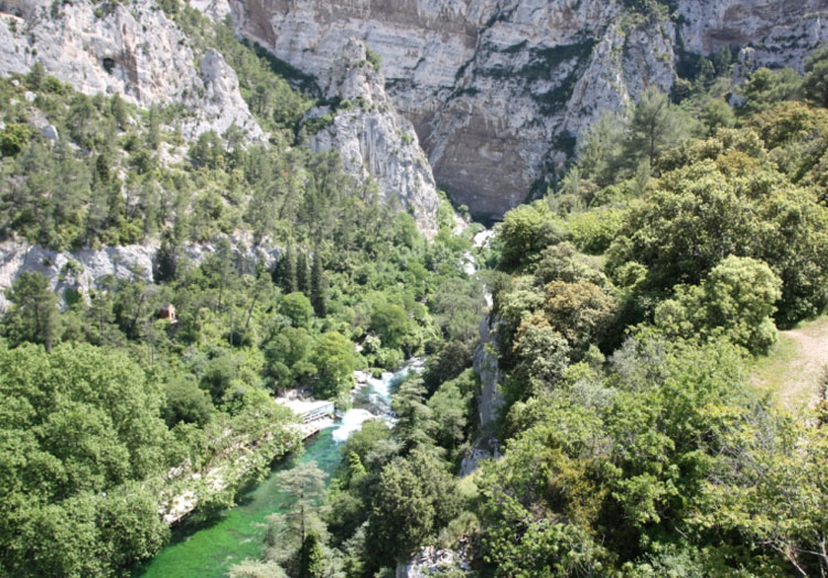 La vallée de Fontaine de Vaucluse, du gouffre à la plaine