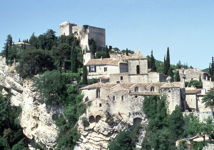 Ville haute de Vaison la Romaine dominée par son château